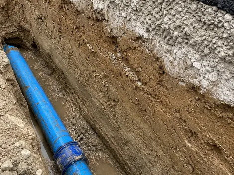 道路水道本管工事:舗装下での配管作業